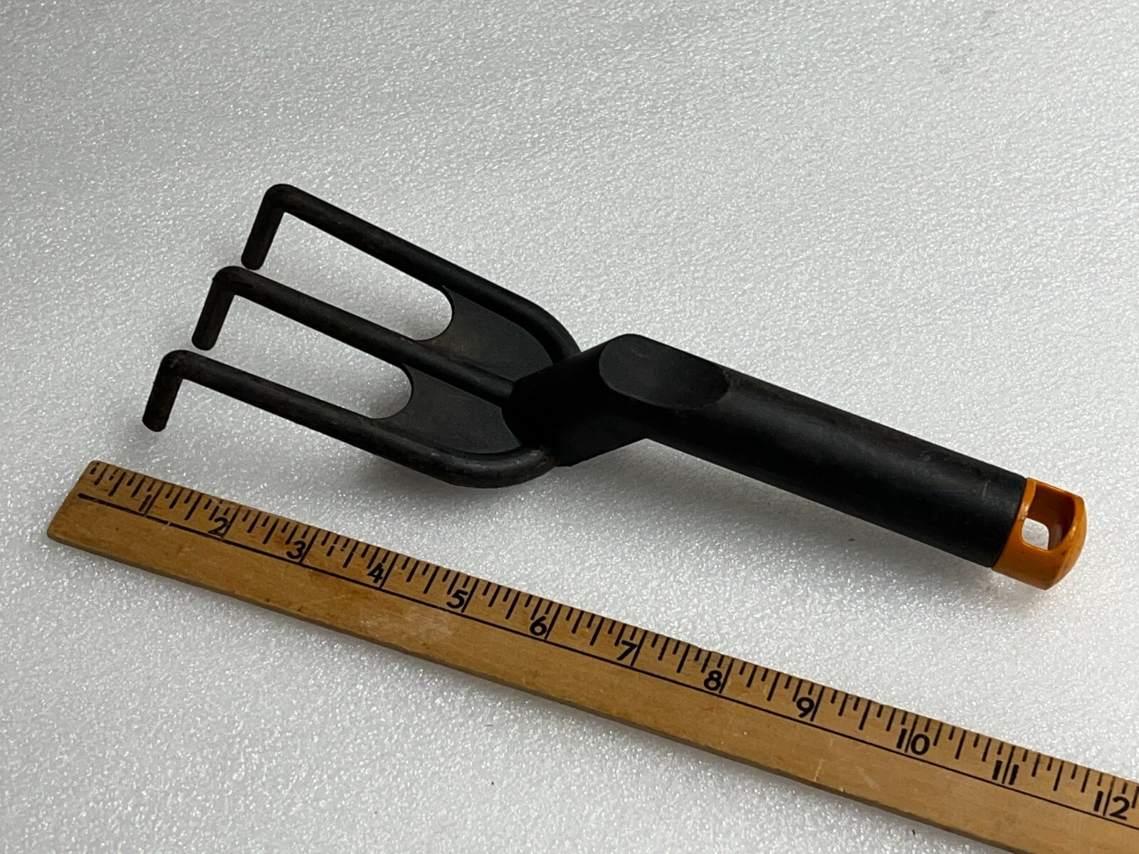 Fiskars FiberComp Garden Cultivator 7977 11″ L 3″ 2″ Teeth Fiber Comp Hand Tool